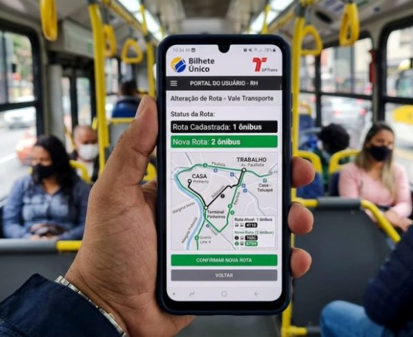 Funcionária muda de bairro, passa a usar dois ônibus para chegar ao trabalho e percebe que empresa continua depositando o valor do trajeto antigo, RH diz que ela deveria ter comunicado o novo endereço por escrito