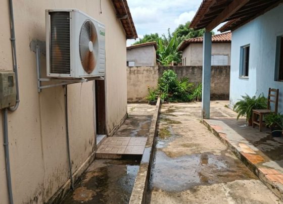 Homem instala um ar-condicionado na parede lateral da casa e, no verão seguinte, vizinho reclama que água e ar quente da condensadora passaram a atingir sua varanda