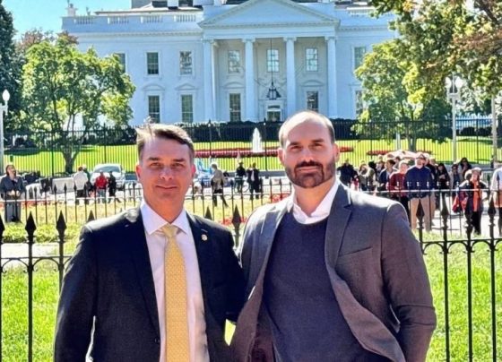 Irmãos Bolsonaro pediram reunião com Vorcaro no dia da mudança de Eduardo aos EUA