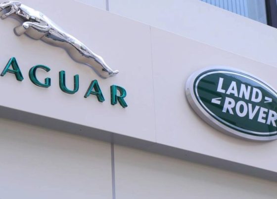 Jaguar Land Rover demite 4 mil funcionários e indústria automotiva mundial liga sinal de alerta