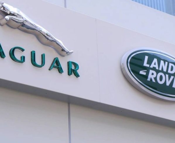 Jaguar Land Rover demite 4 mil funcionários e indústria automotiva mundial liga sinal de alerta