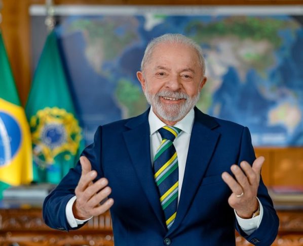 Lula vai às redes sociais, fala de Pix e faz comparação direta com Flávio