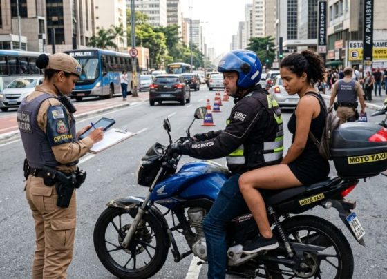Motociclista de aplicativo é multado porque passageiro estava sem capacete e descobre que a infração vai para quem conduz e não para quem está na garupa