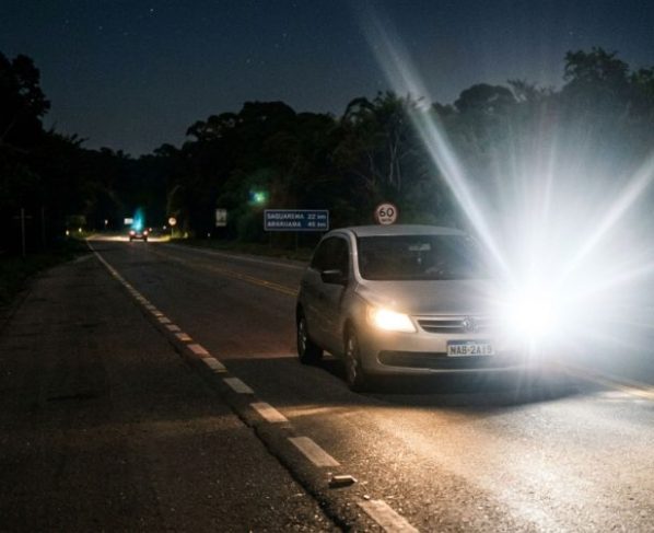 Motorista coloca lâmpada mais potente no farol para enxergar melhor à noite e descobre que potência não significa iluminação mais segura