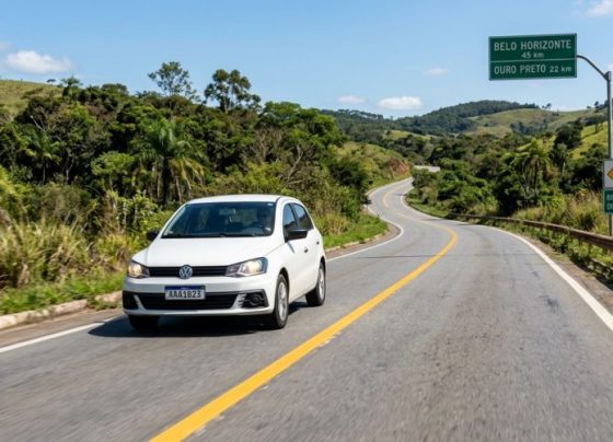 Motorista dirige durante o dia com os faróis apagados porque a estrada está clara, mas descobre na rodovia que a regra depende do tipo de via e do sistema do veículo