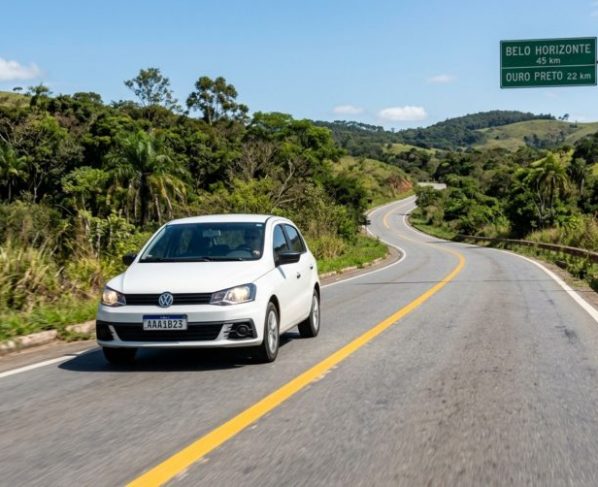Motorista dirige durante o dia com os faróis apagados porque a estrada está clara, mas descobre na rodovia que a regra depende do tipo de via e do sistema do veículo