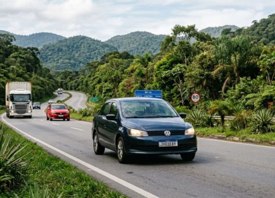 Motorista é parado durante o dia em uma rodovia, agente aponta que o farol estava apagado e condutor acredita que a regra vale em qualquer estrada, fiscalização explica onde a luz baixa continua sendo obrigatória