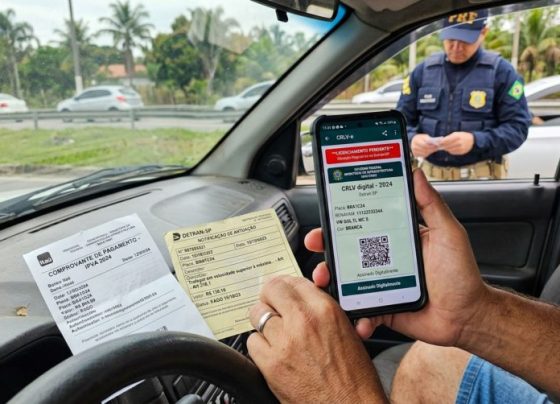 Motorista é parado em blitz, afirma que quitou o IPVA e todas as taxas do ano, fiscalização encontra multa vinculada ao veículo e condutor descobre por que um débito antigo pode impedir a regularização do licenciamento