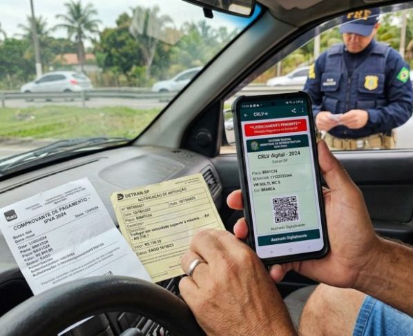 Motorista é parado em blitz, afirma que quitou o IPVA e todas as taxas do ano, fiscalização encontra multa vinculada ao veículo e condutor descobre por que um débito antigo pode impedir a regularização do licenciamento