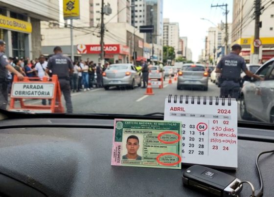 Motorista é parado em blitz com a CNH vencida há 20 dias, acredita que já está dirigindo irregularmente e fiscalização explica quando o prazo de 30 dias passa a gerar infração