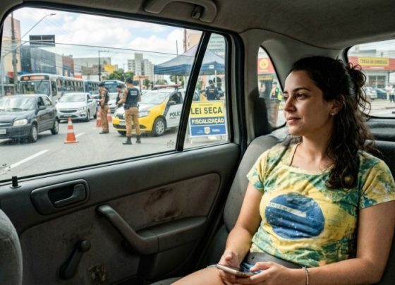 Motorista é parado em blitz com passageiro no banco traseiro sem cinto, acredita que a obrigação vale apenas para quem viaja na frente e fiscalização explica o que o CTB determina