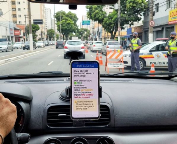 Motorista é parado em blitz, mostra que pagou o IPVA do carro e acredita que o veículo está totalmente regular, fiscalização consulta o sistema e explica a diferença entre imposto pago e licenciamento em dia