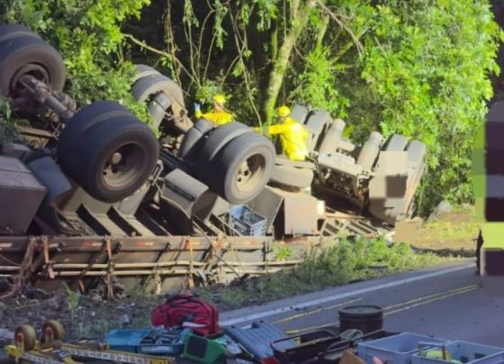 Motorista fica preso às ferragens após caminhão capotar em ribanceira na BR-282 em SC