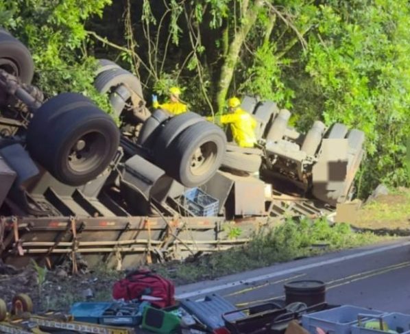 Motorista fica preso às ferragens após caminhão capotar em ribanceira na BR-282 em SC