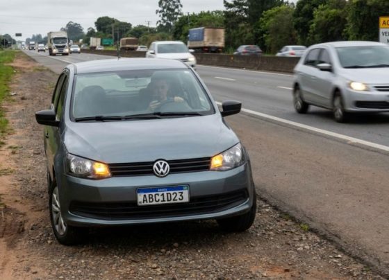 Motorista para o carro no acostamento para atender o celular e descobre que o local não pode ser usado para isso, recebendo multa e pontos na carteira