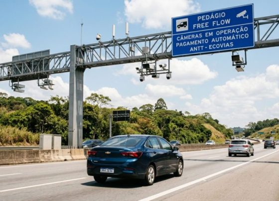 Motorista passa pelo pedágio Free Flow sem tag achando que não precisava fazer nada, mas descobre depois que a passagem continua gerando cobrança