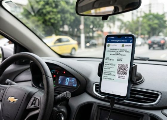Motorista pega o carro da esposa, é parado em blitz e descobre como receber o CRLV digital de um veículo que não está no seu nome