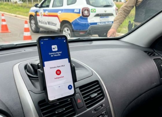 Motorista troca de celular antes de viajar e percebe na blitz que o documento do carro não aparece no aparelho novo