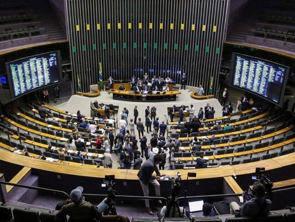 MP da "taxa das blusinhas" é aprovada na Câmara e vai ao Senado