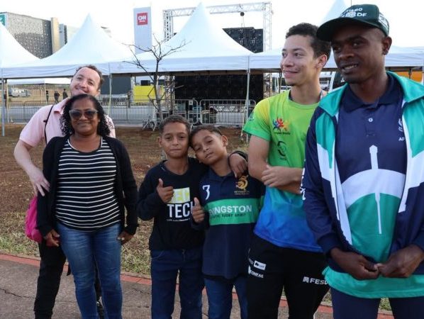 Público madruga para assistir ao desfile na Esplanada dos Ministérios