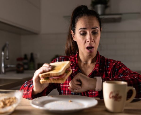 Saiba quanto tempo antes de dormir você deve fazer a última refeição do dia