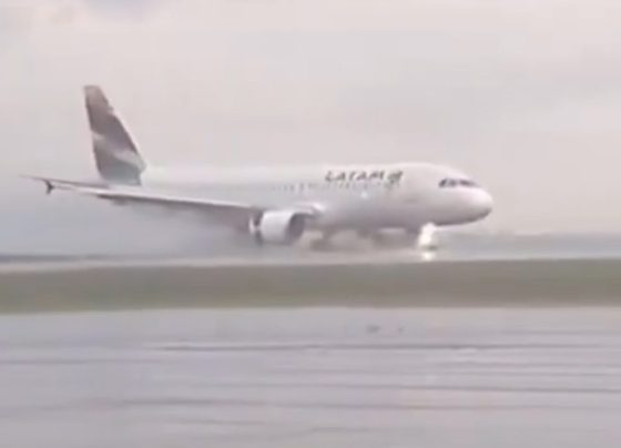 Veja momento em que avião da Latam sai da pista e para na lama no PR