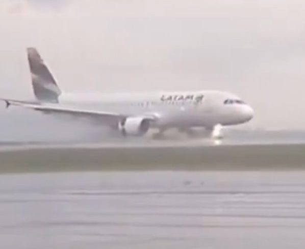 Veja momento em que avião da Latam sai da pista e para na lama no PR