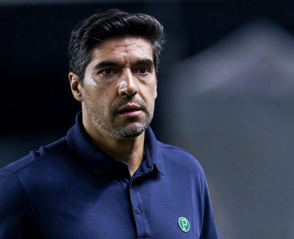 Abel Ferreira elogia Santos após clássico e detona gramado da Vila Belmiro