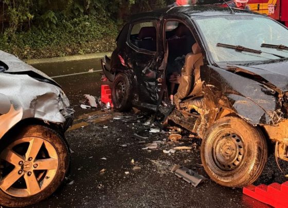 Acidente entre três carros deixa uma pessoa morta e quatro feridas na BR-282