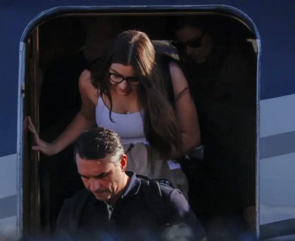 Aeronave com Flávio Bolsonaro e família pousa nos Estados Unidos