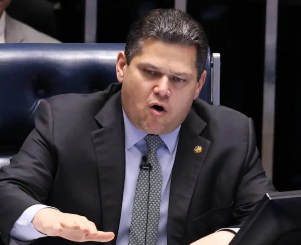Alcolumbre vai promulgar fim da escala 6x1 nesta sexta