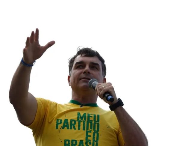 Aliado de Trump diz que Flávio Bolsonaro chegou aos EUA