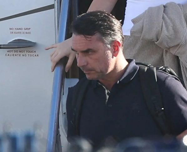 Após fugir do Brasil, Flávio Bolsonaro chega aos EUA e se junta a bolsonaristas foragidos da Justiça brasileira