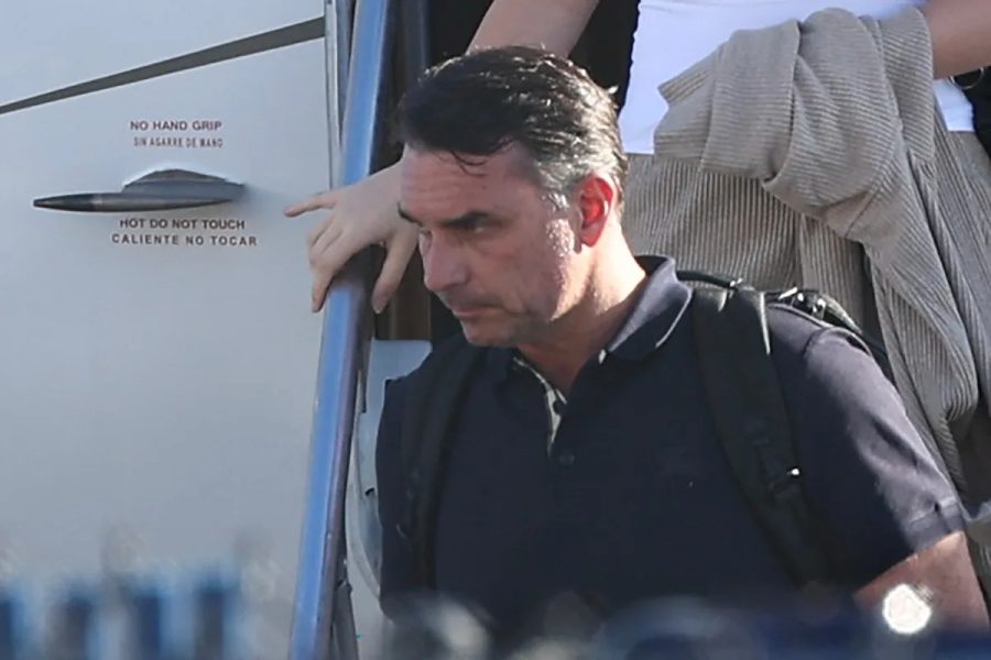 Após fugir do Brasil, Flávio Bolsonaro chega aos EUA e se junta a bolsonaristas foragidos da Justiça brasileira
