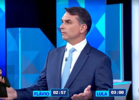 Após revelação de festa em lancha, Flávio Bolsonaro vota no Rio acompanhado da esposa e da mãe