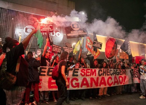 Ato em frente à Globo exige que debate tenha checagem de fatos não só nos sites, mas na TV
