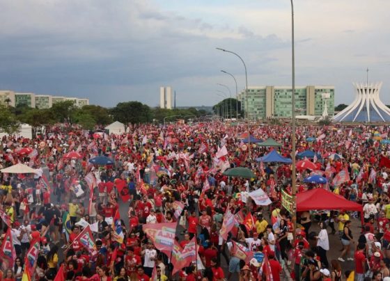 Ato final de apoio a Lula e Leandro Grass reúne apoiadores a 2 km de manifestação pró-Bolsonaro em Brasília