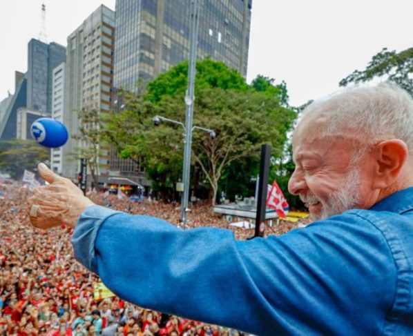 Ato pela reeleição de Lula leva milhares à Avenida Paulista