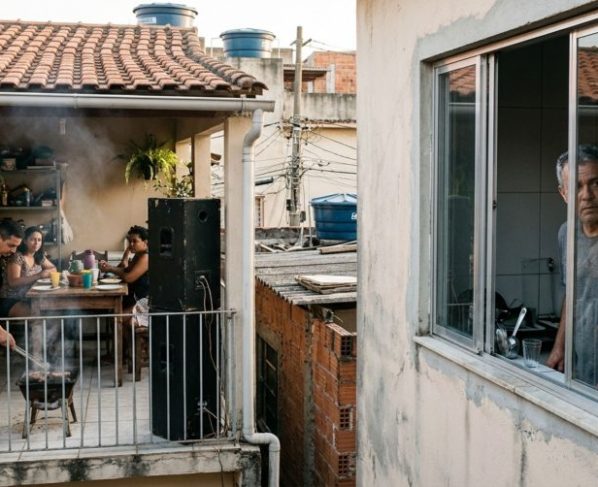 Casal instala caixas de som na varanda para ouvir música durante os churrascos, e vizinho percebe que os graves fazem os vidros da cozinha vibrarem