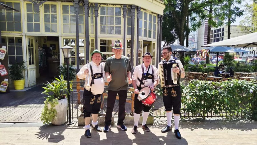 Com comida típica e música ao vivo, Chalé da Praça XV mantém clima de Oktoberfest até o fim de outubro