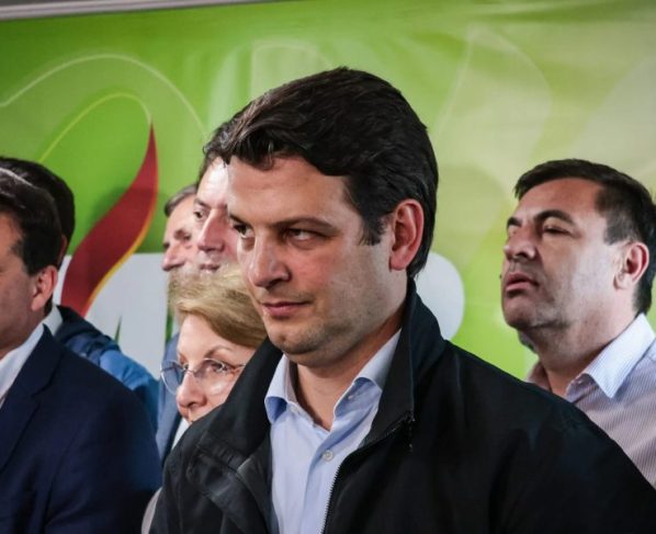 Comunidade denuncia ação da prefeitura de Curitiba para fechar turmas em escolas de referência