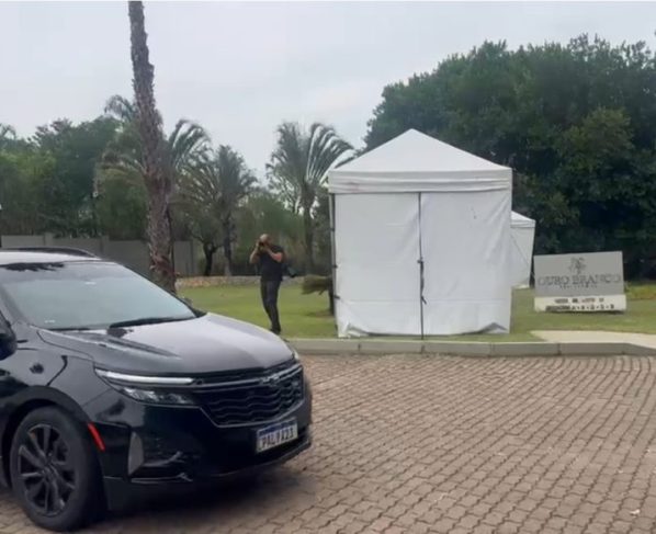 Condomínio tem vaivém de carros e ocupantes negam saber onde está Flávio