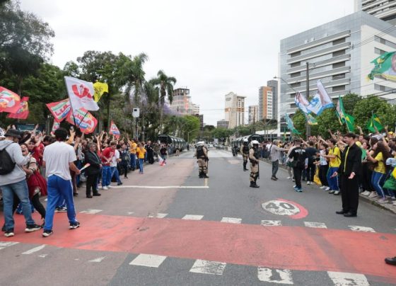 Curitiba: ato de estudantes bolsonaristas é tomado por alunos que apoiam Lula