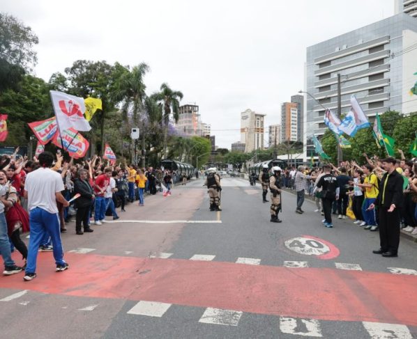 Curitiba: ato de estudantes bolsonaristas é tomado por alunos que apoiam Lula