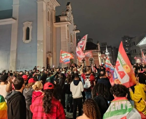 Curitibanos vão às ruas para comemorar vitória de Lula