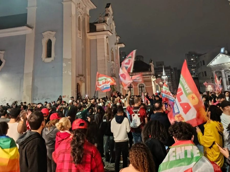 Curitibanos vão às ruas para comemorar vitória de Lula