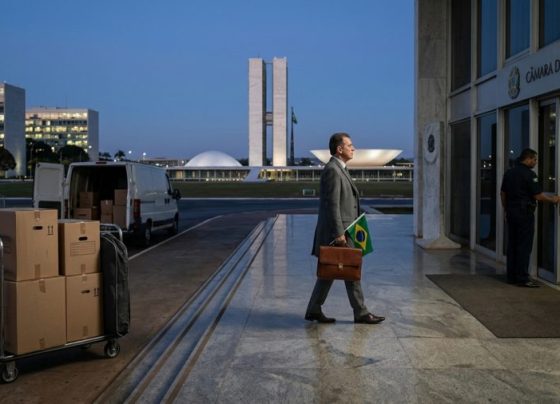Deputado que não foi reeleito continua recebendo? O que acontece com salário, apartamento funcional e assessores no fim do mandato
