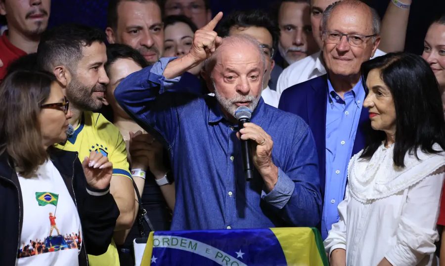 Diferença entre Flávio Bolsonaro e Lula ficou na margem de erro, explica cientista política