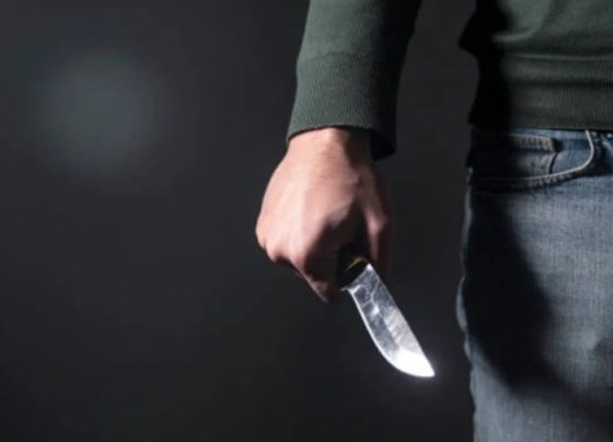 Discussão política termina com homem esfaqueado e suspeitos foragidos em SC