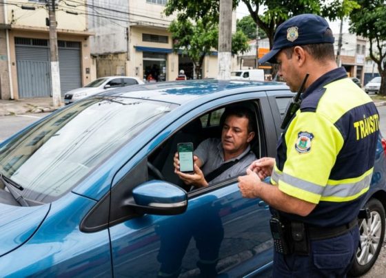 Dono de carro troca a cor da pintura para personalizar o veículo, mantém o CRLV com os dados antigos e descobre durante uma abordagem que a mudança pode exigir atualização do registro